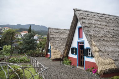 Portekiz 'in Madeira Adası' nın kuzeyindeki Santana kasabasında geleneksel bir Santana Evi veya Casas de Colmo. Portekiz, Madeira, Nisan 2018