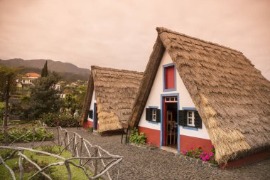 Portekiz 'in Madeira Adası' nın kuzeyindeki Santana kasabasında geleneksel bir Santana Evi veya Casas de Colmo. Portekiz, Madeira, Nisan 2018