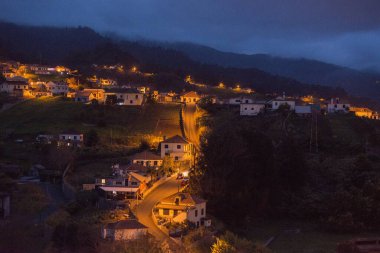 Portekiz 'in Madeira Adası' nın kuzeyindeki Santana kasabasının merkezi. Portekiz, Madeira, Nisan 2018