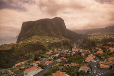 Portekiz 'in Madeira Adası' ndaki Madeira adasının kuzey kıyısındaki manzara ve Faial kasabası. Portekiz, Madeira, Nisan 2018