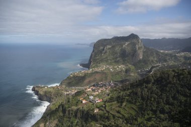 Portekiz 'in Madeira Adası' ndaki Madeira adasının kuzey kıyısındaki manzara ve Faial kasabası. Portekiz, Madeira, Nisan 2018