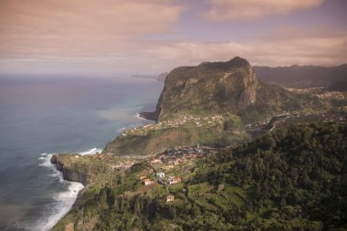 Portekiz 'in Madeira Adası' ndaki Madeira adasının kuzey kıyısındaki manzara ve Faial kasabası. Portekiz, Madeira, Nisan 2018