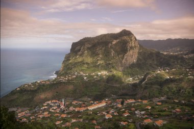 Portekiz 'in Madeira Adası' ndaki Madeira adasının kuzey kıyısındaki manzara ve Faial kasabası. Portekiz, Madeira, Nisan 2018