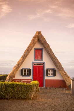 Portekiz 'in Madeira Adası' nın kuzeyindeki Santana kasabasında geleneksel bir Santana Evi veya Casas de Colmo. Portekiz, Madeira, Nisan 2018