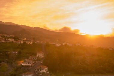Portekiz 'in Madeira Adası' nın kuzeyinde Santana kasabasının merkezi ve parkın manzarası. Portekiz, Madeira, Nisan 2018