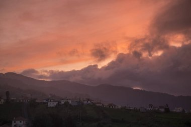 Portekiz 'in Madeira Adası' nın kuzeyinde Santana kasabasının merkezi ve parkın manzarası. Portekiz, Madeira, Nisan 2018