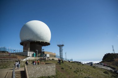 Portekiz 'in Madeira Adası' ndaki Madeira Ulusal Parkı 'nda, Pico do Arieiro' daki Nato Radar İstasyonu ve Gözlemevi. Portekiz, Madeira, Nisan 2018