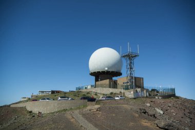 Portekiz 'in Madeira Adası' ndaki Madeira Ulusal Parkı 'nda, Pico do Arieiro' daki Nato Radar İstasyonu ve Gözlemevi. Portekiz, Madeira, Nisan 2018