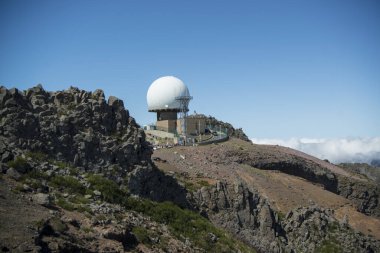 Portekiz 'in Madeira Adası' ndaki Madeira Ulusal Parkı 'nda, Pico do Arieiro' daki Nato Radar İstasyonu ve Gözlemevi. Portekiz, Madeira, Nisan 2018