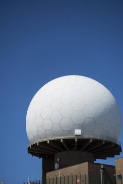 Portekiz 'in Madeira Adası' ndaki Madeira Ulusal Parkı 'nda, Pico do Arieiro' daki Nato Radar İstasyonu ve Gözlemevi. Portekiz, Madeira, Nisan 2018