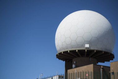 Portekiz 'in Madeira Adası' ndaki Madeira Ulusal Parkı 'nda, Pico do Arieiro' daki Nato Radar İstasyonu ve Gözlemevi. Portekiz, Madeira, Nisan 2018