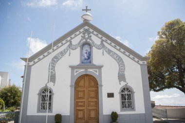 Portekiz 'in Madeira Adası' ndaki doğu Madeira 'daki Camacha kasabasındaki Şapel. Portekiz, Madeira, Nisan 2018