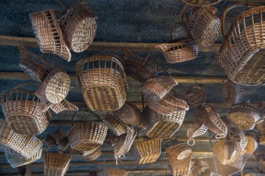 Portekiz 'in Madeira Adası' ndaki Madeira Adası 'nın doğusundaki Camacha kasabasındaki Arema Kafe Relogio Reklam Dükkanı' nda sepet dokuma işi. Portekiz, Madeira, Nisan 2018