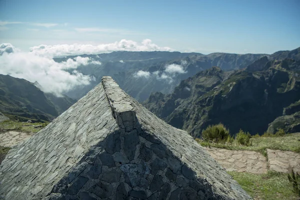 位于葡萄牙马德拉岛马德拉中部的马德拉国家公园的风景和山脉山顶上的一座石屋 葡萄牙 马德拉 2018年4月 — 图库照片