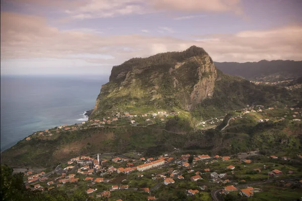 Portekiz 'in Madeira Adası' ndaki Madeira adasının kuzey kıyısındaki manzara ve Faial kasabası. Portekiz, Madeira, Nisan 2018