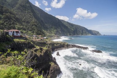 Portekiz 'in Atlantik Okyanusu' ndaki Madeira Adası 'ndaki Ribeira da Janela kasabasının kıyılarındaki manzara. Madeira, Porto Moniz, Nisan 2018