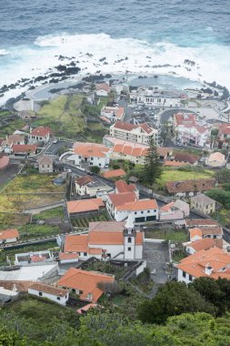 Portekiz 'in Atlantik Okyanusu' ndaki Madeira Adası 'ndaki Porto Moniz kasabası. Madeira, Porto Moniz, Nisan 2018