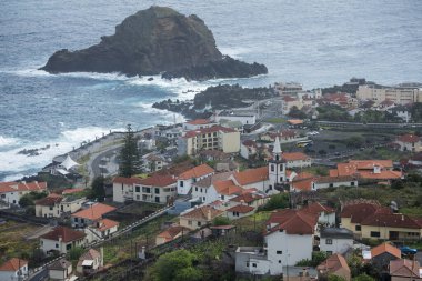 Portekiz 'in Atlantik Okyanusu' ndaki Madeira Adası 'ndaki Porto Moniz kasabası. Madeira, Porto Moniz, Nisan 2018