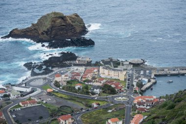 Portekiz 'in Atlantik Okyanusu' ndaki Madeira Adası 'ndaki Porto Moniz kasabası. Madeira, Porto Moniz, Nisan 2018