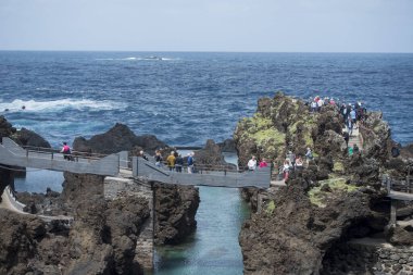 Portekiz 'in Atlantik Okyanusu' ndaki Madeira Adası 'ndaki Porto Moniz kasabasındaki doğal kayalıklardaki volkanik havuzlar. Madeira, Porto Moniz, Nisan 2018