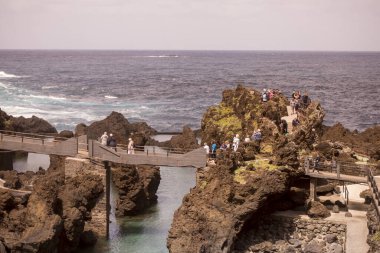 Portekiz 'in Atlantik Okyanusu' ndaki Madeira Adası 'ndaki Porto Moniz kasabasındaki doğal kayalıklardaki volkanik havuzlar. Madeira, Porto Moniz, Nisan 2018