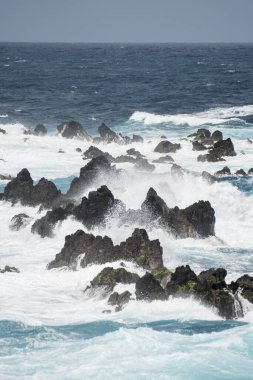 Portekiz 'in Atlantik Okyanusu' ndaki Madeira Adası 'ndaki Porto Moniz kasabasında dalgalar ve rüzgar. Madeira, Porto Moniz, Nisan 2018