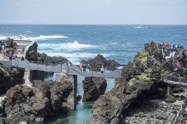 Portekiz 'in Atlantik Okyanusu' ndaki Madeira Adası 'ndaki Porto Moniz kasabasındaki doğal kayalıklardaki volkanik havuzlar. Madeira, Porto Moniz, Nisan 2018
