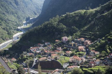 Portekiz 'in Atlantik Okyanusu' ndaki Madeira Adası 'ndaki Serra de Agua Vadisi' nde bir köy. Madeira, Porto Moniz, Nisan 2018
