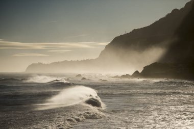 Portekiz 'in Atlantik Okyanusu' ndaki Madeira Adası 'ndaki Porto Moniz ve Ribeira da Janela kasabaları arasında dalgalar ve rüzgar vardır. Madeira, Porto Moniz, Nisan 2018
