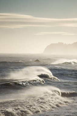 Portekiz 'in Atlantik Okyanusu' ndaki Madeira Adası 'ndaki Porto Moniz ve Ribeira da Janela kasabaları arasında dalgalar ve rüzgar vardır. Madeira, Porto Moniz, Nisan 2018
