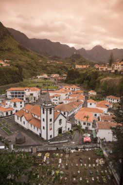 Portekiz 'in Atlantik Okyanusu' ndaki Madeira Adası 'ndaki Sao Vicente kasabası. Madeira, Porto Moniz, Nisan 2018