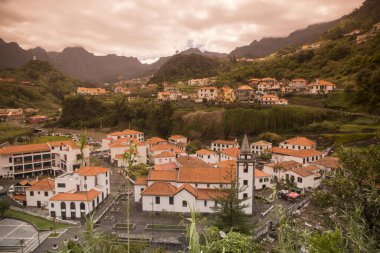 Portekiz 'in Atlantik Okyanusu' ndaki Madeira Adası 'ndaki Sao Vicente kasabası. Madeira, Porto Moniz, Nisan 2018