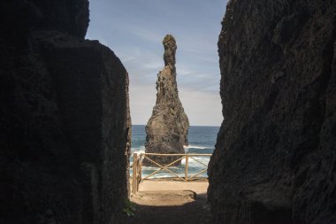 Portekiz 'in Atlantik Okyanusu' ndaki Madeira Adası 'ndaki Ribeira da Janela kasabasındaki sahil. Madeira, Porto Moniz, Nisan 2018