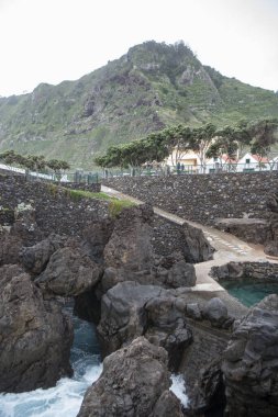 Portekiz 'in Atlantik Okyanusu' ndaki Madeira Adası 'ndaki Porto Moniz kasabasındaki doğal kayalıklardaki volkanik havuzlar. Madeira, Porto Moniz, Nisan 2018