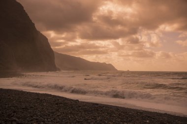 Portekiz 'in Atlantik Okyanusu' ndaki Madeira Adası 'ndaki Ribeira da Janela kasabasındaki sahil. Madeira, Porto Moniz, Nisan 2018
