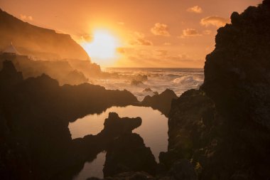 Portekiz 'in Atlantik Okyanusu' ndaki Madeira Adası 'ndaki Porto Moniz kasabasındaki doğal kayalıklardaki volkanik havuzlar. Madeira, Porto Moniz, Nisan 2018