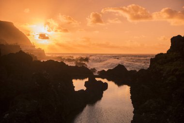 Portekiz 'in Atlantik Okyanusu' ndaki Madeira Adası 'ndaki Porto Moniz kasabasındaki doğal kayalıklardaki volkanik havuzlar. Madeira, Porto Moniz, Nisan 2018