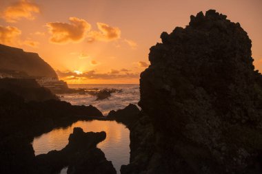 Portekiz 'in Atlantik Okyanusu' ndaki Madeira Adası 'ndaki Porto Moniz kasabasındaki doğal kayalıklardaki volkanik havuzlar. Madeira, Porto Moniz, Nisan 2018