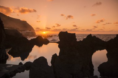 Portekiz 'in Atlantik Okyanusu' ndaki Madeira Adası 'ndaki Porto Moniz kasabasındaki doğal kayalıklardaki volkanik havuzlar. Madeira, Porto Moniz, Nisan 2018