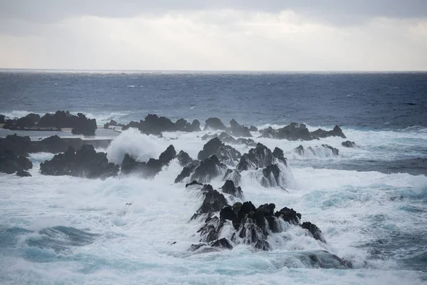 Olas Viento Costa Ciudad Porto Moniz Isla Madeira Océano Atlántico — Foto de Stock