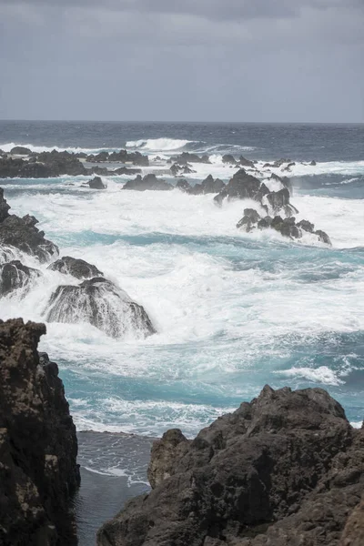 在葡萄牙大西洋马德拉岛的莫尼兹港 Porto Moniz 海浪和风刮过海岸 Madeira Porto Moniz April 2018 — 图库照片