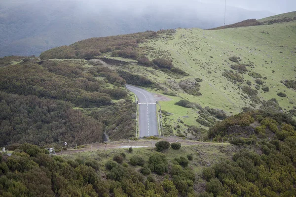 ポルトガル大西洋のマデイラ島のリベイラ ジャネラ高地の山岳道路 マデイラ ポルト モニス 2018年4月 — ストック写真
