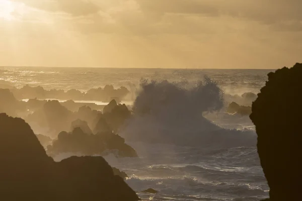 在葡萄牙大西洋马德拉岛的莫尼兹港 Porto Moniz 海浪和风在日落前吹拂着海岸 Madeira Porto Moniz April 2018 — 图库照片