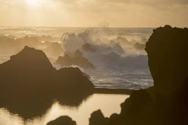 Vågor Och Vind Vid Solnedgången Vid Kusten Staden Porto Moniz — Stockfoto