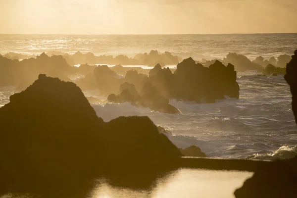 Vlny Vítr Západu Slunce Pobřeží Městě Porto Moniz Ostrově Madeira — Stock fotografie