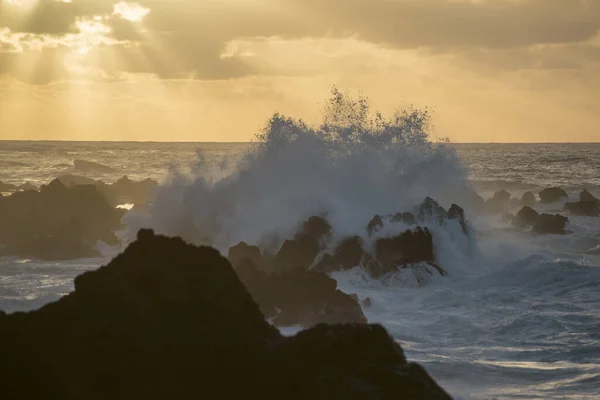 在葡萄牙大西洋马德拉岛的莫尼兹港 Porto Moniz 海浪和风在日落前吹拂着海岸 Madeira Porto Moniz April 2018 — 图库照片