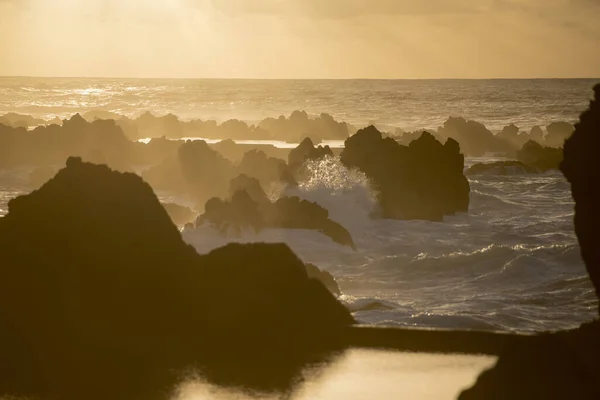 Vågor Och Vind Vid Solnedgången Vid Kusten Staden Porto Moniz — Stockfoto