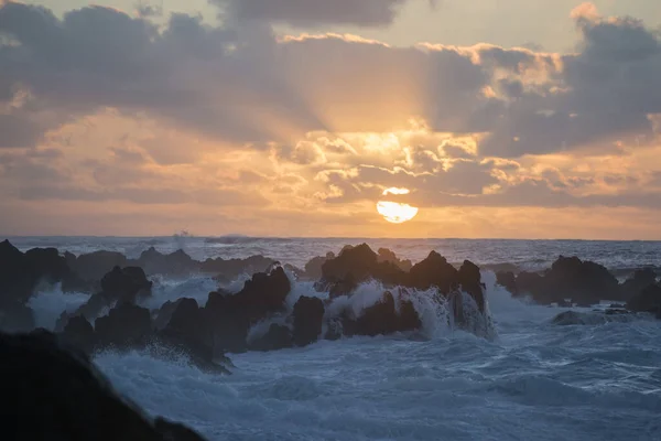 在葡萄牙大西洋马德拉岛的莫尼兹港 Porto Moniz 海浪和风在日落前吹拂着海岸 Madeira Porto Moniz April 2018 — 图库照片