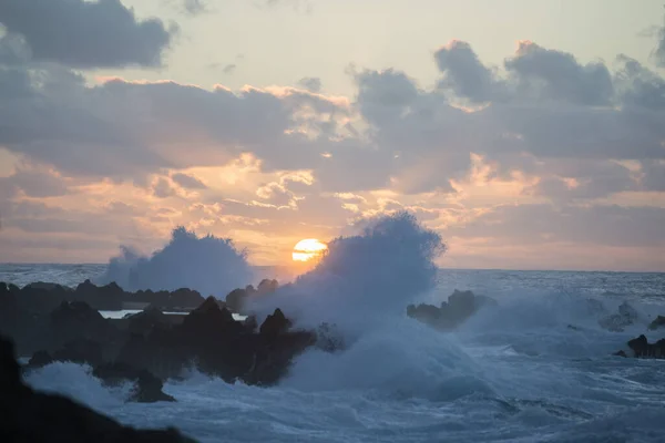 Vlny Vítr Západu Slunce Pobřeží Městě Porto Moniz Ostrově Madeira — Stock fotografie