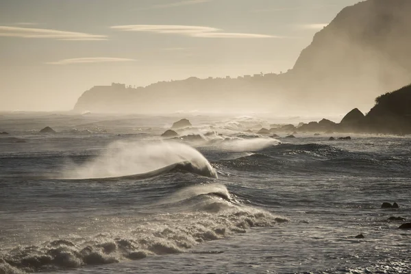 在葡萄牙大西洋马德拉岛的莫尼兹港和里贝拉达亚尼拉之间的海岸上的波浪和风 Madeira Porto Moniz April 2018 — 图库照片
